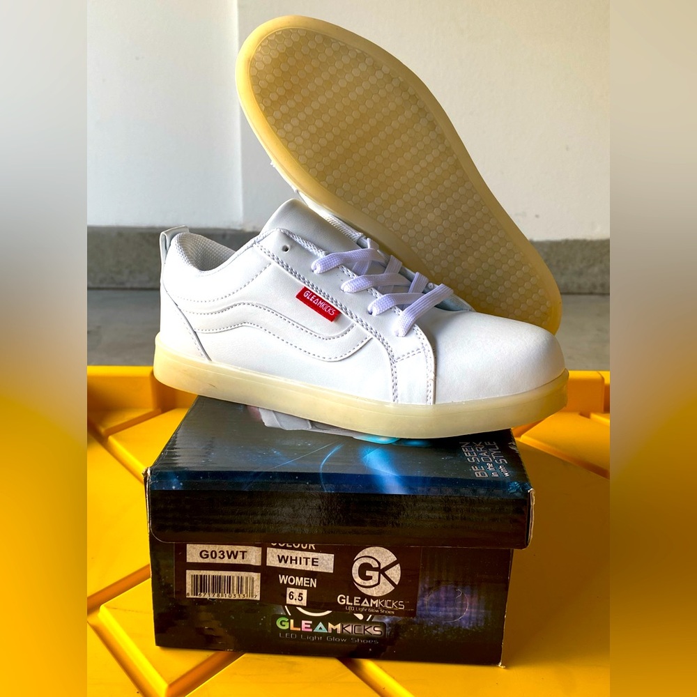 ‼️CLEARANCE‼️ Gleam Kicks - LED Light Glow Shoes - Women Size 6.5